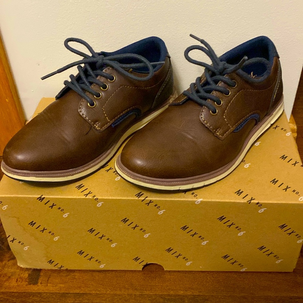 Boys dress shoes EUC